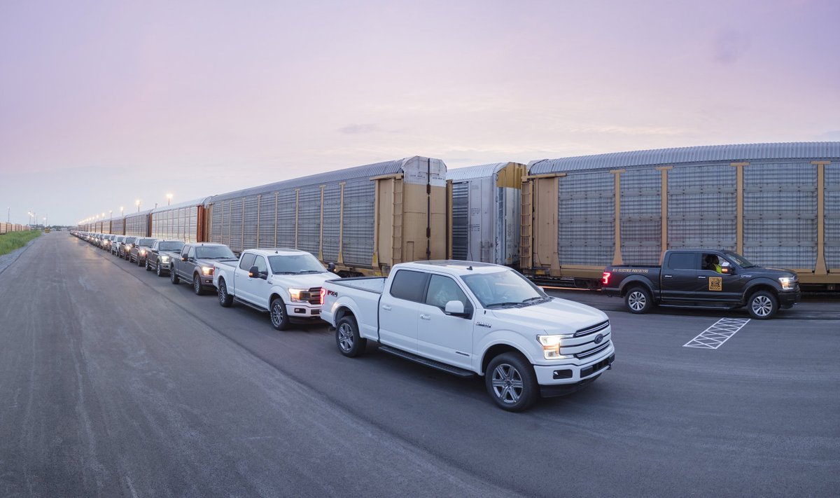 Musta värvi F-150 elektrikastika prototüüp on rakendatud rongivagunite ette