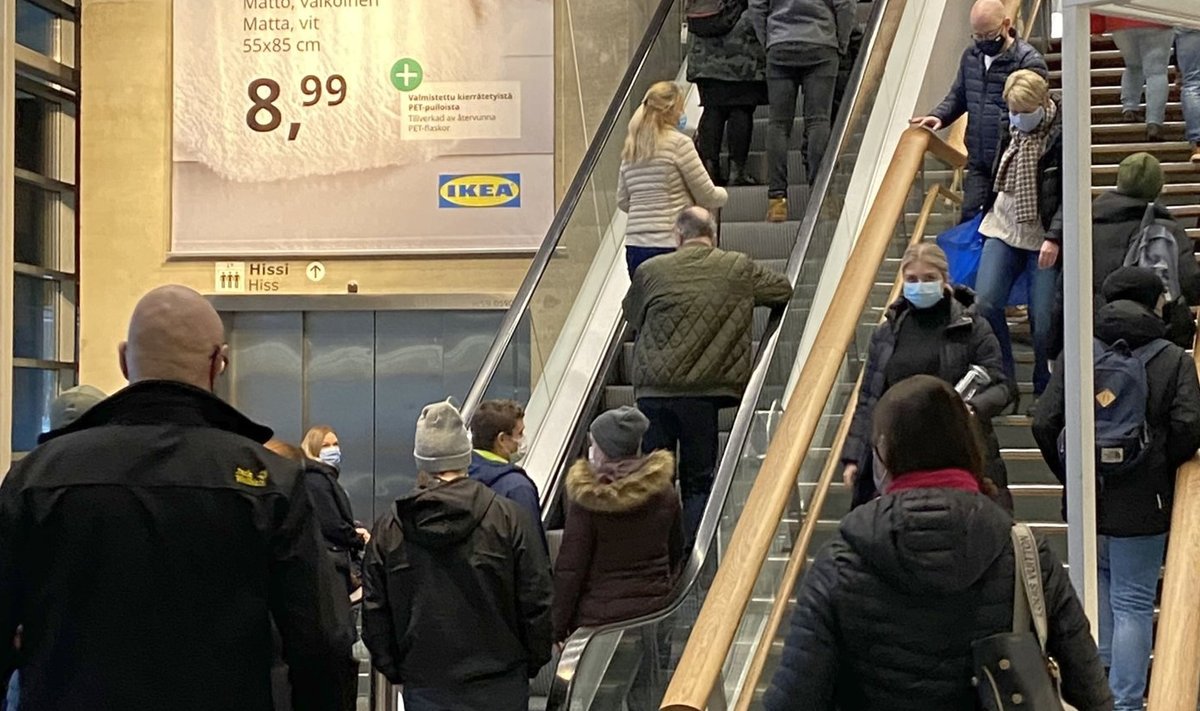 Pühapäeval polnud Soomes Vantaa Ikea kaubamajas näha mingisugust distantsihoidmist.