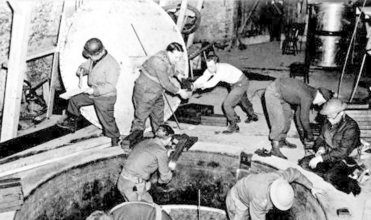 Kaljukoopas asunud Saksa katsereaktori leidsid USA sõdurid 1945. aasta aprillis. Nad võtsid selle Ühendriikidesse saatmiseks tükkideks lahti. (Foto: Wikimedia Commons)