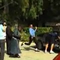 VIDEO: Jacksoniks hullunu ründas autoarestijat jalaga