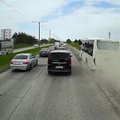 VIDEO | Reisijaid täis liinibuss kiirendab ummikust nahaalselt mööda. Bussifirma: juht soovis kiiremini peatusesse jõuda