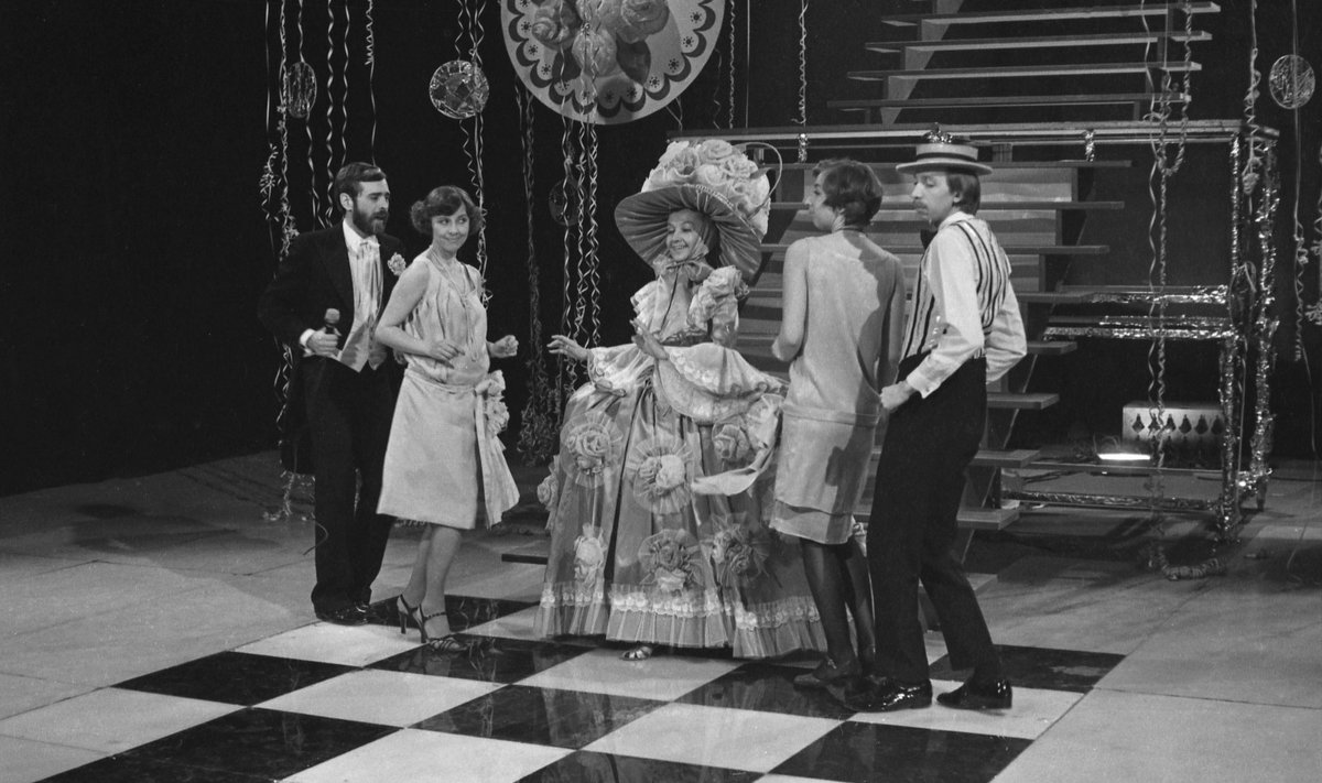 Näitlejad Jüri Krjukov, Helle-Reet Helenurm, Ita Ever, Anne Paluver ja Urmas Kibuspuu saates „Igihaljas vaatemäng“. Fotograaf Rein Lillmaa foto aastast 1981.
