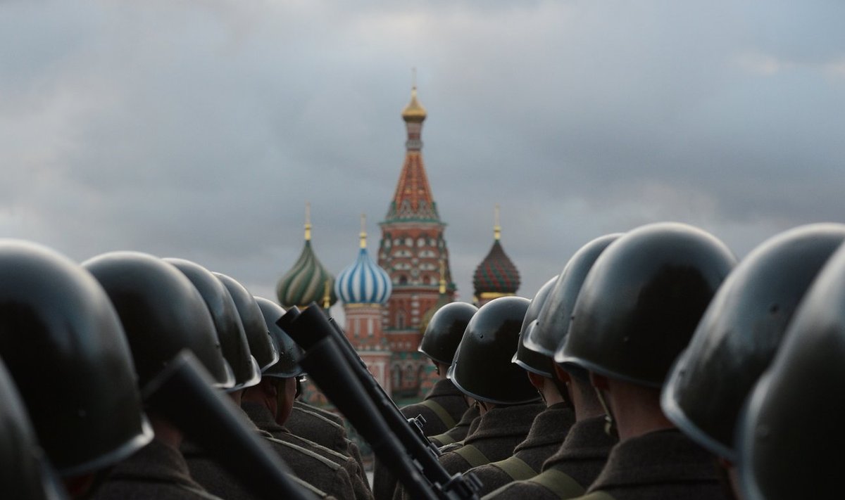 Инсценировка исторического парада на Красной площади 7 ноября 1941 года. Принимавшие участие в параде части отправлялись на фронт на защиту Москвы. Снимок сделан 5 ноября 2013 года.