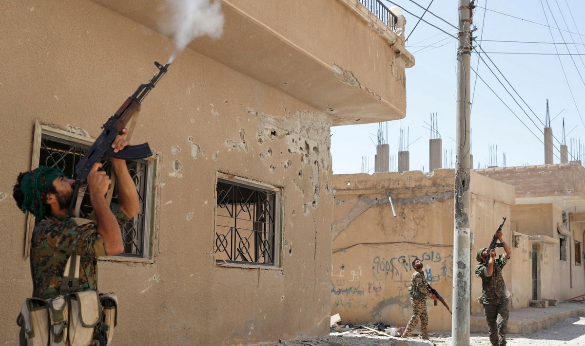 Kurdi võitlejad eelmisel suvel Süürias Islamiriigi drooni pihta tuld andmas. 