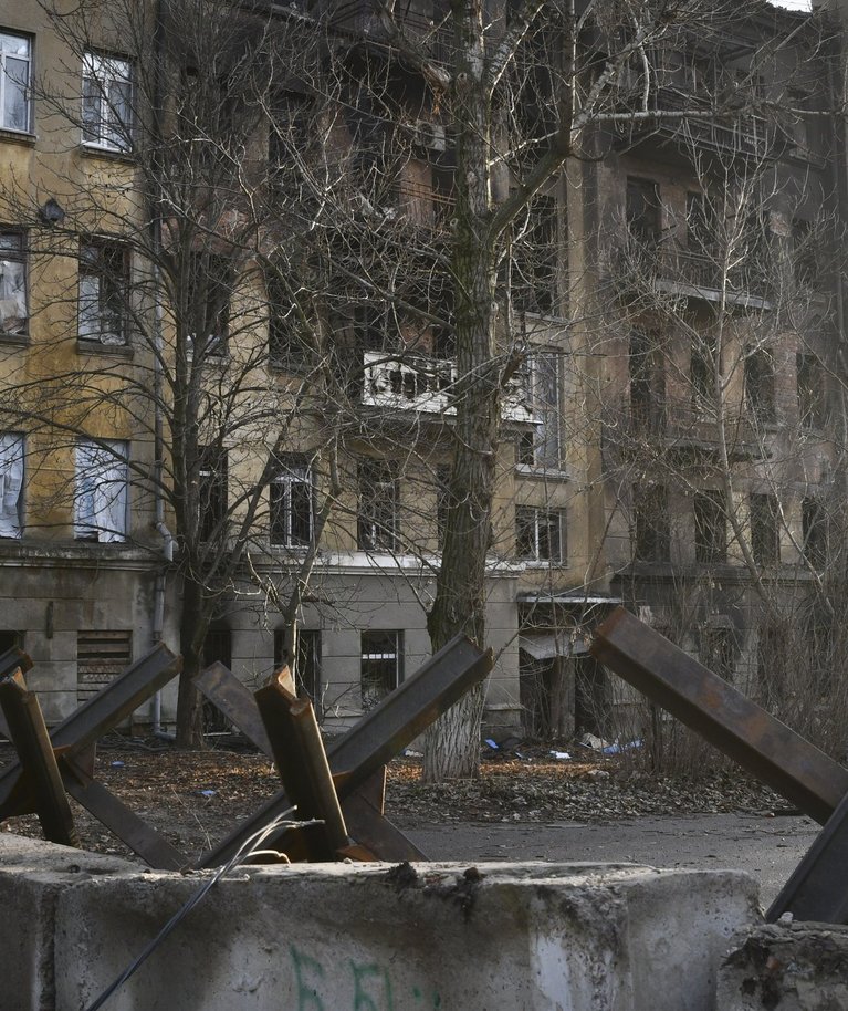 Tankitõrjesiilid Bahmuti linnas Vene mürskudes kannatada saanud kortermaja taustal. Foto tehtud 11. detsembril 2022.
