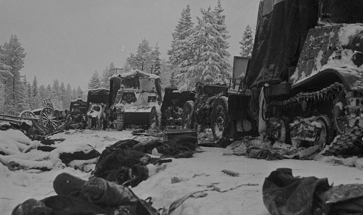 VENE RÖÖV­VALLUTAJATE LÕPP: Purustatud Vene kolonn Suomussalmis Raatte teel 1. jaanuaril 1940.