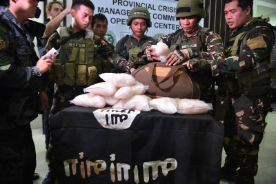 Filipiini sõjaväelased mullu suvel ISISe kohalikult rakukeselt konfiskeeritud narkootikumidega.