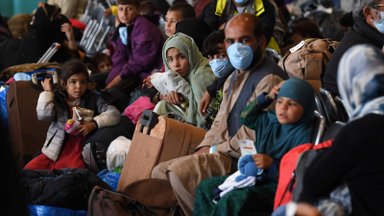 Европа раскалывается надвое: следует ли спасать беженцев из Афганистана?