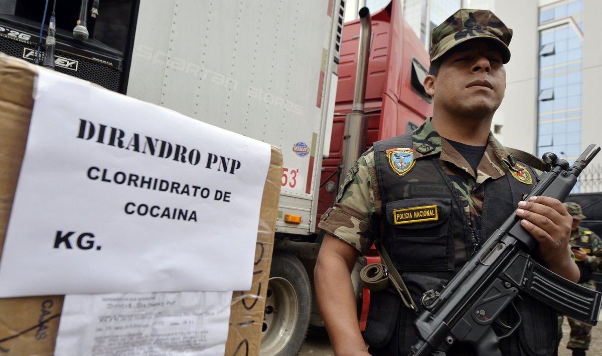 Relvastatud peruu politseinik valvab konfiskeeritud kokaiinilaadungit. Foto on illustratiivne.