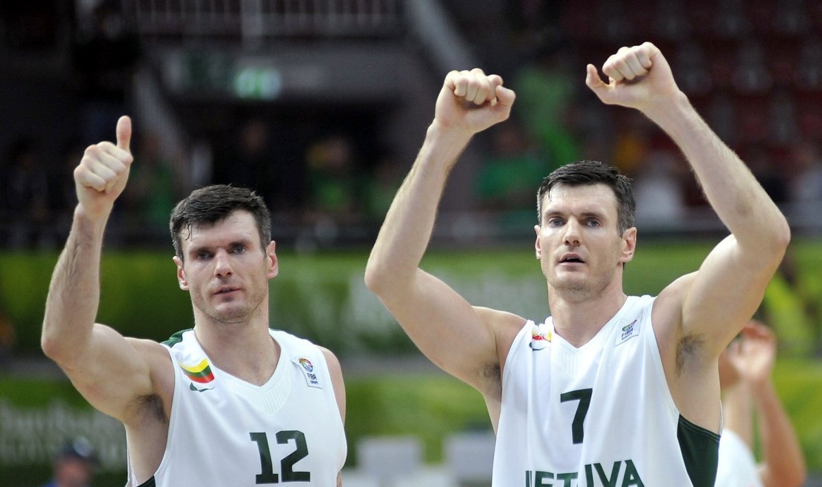 Kšyštof (vasakul) ja Darjuš Lavrinovic 2013. aastal.