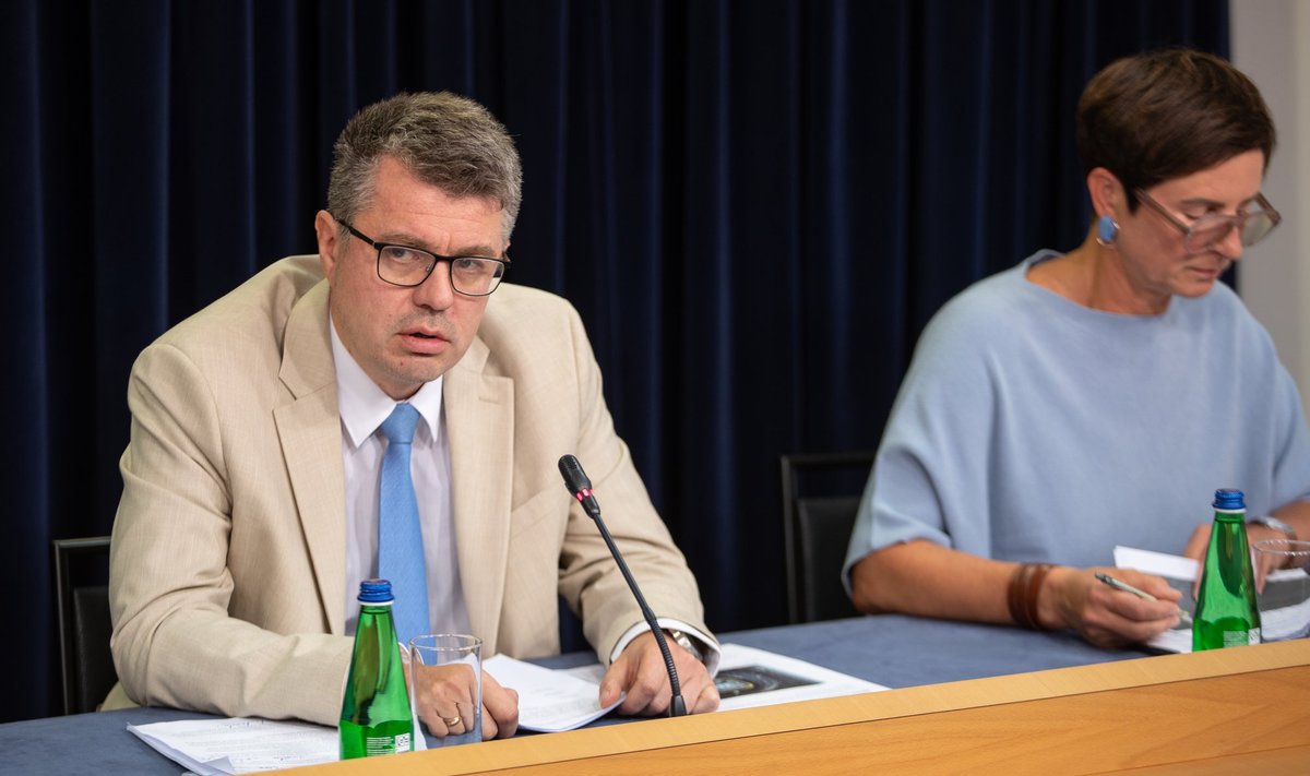 Välisminister Urmas Reinsalu (vasakul) soovib Vene kodanike Eestisse sisenemist veel rohkem piirata.