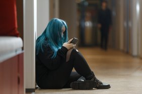Noorte süütu „sekstingu“ karmid tagajärjed: tütre paljad rinnad panid isa lasteabitelefonile helistama