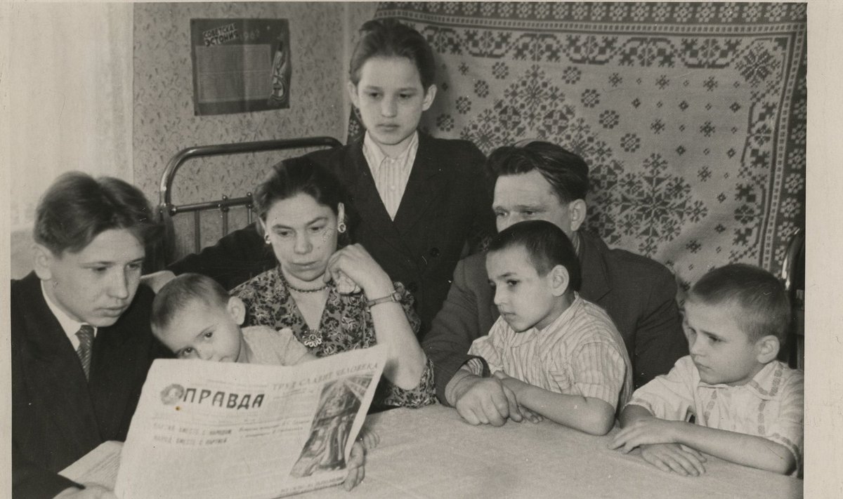 Kamberahjude tsehhi tööline Ivanov oma perega kodus Kohtla-Järvel lugemas ajalehte Pravda