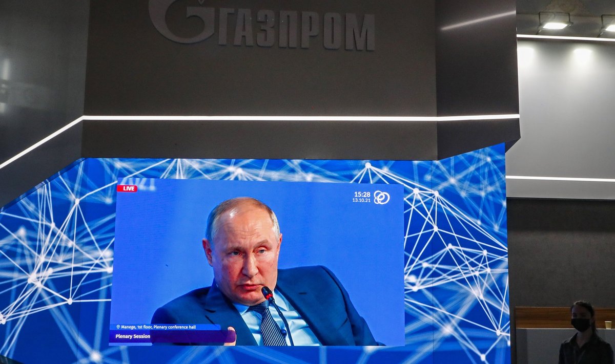 GAZPROM TAGAB RAHAVOOLU: Vladimir Putin esinemas Venemaa energianädala rahvusvahelisel foorumil.