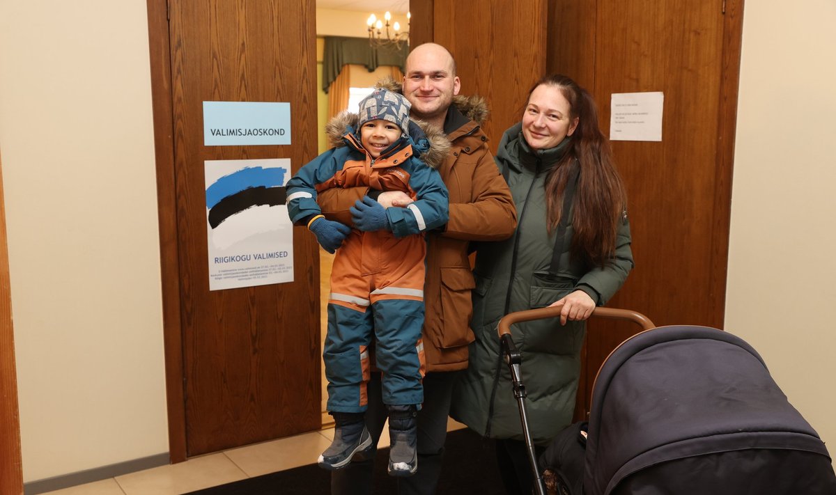 Taijo Kalliste ja Katrin-Kai Raid oma perega olid Ülenurmel ühed esimestest valijatest. Isa süles on Gregor ja vankris tudub Rihard