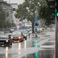 ВИДЕО | Веселые ребята решили искупаться под дождем прямо посреди Таллинна