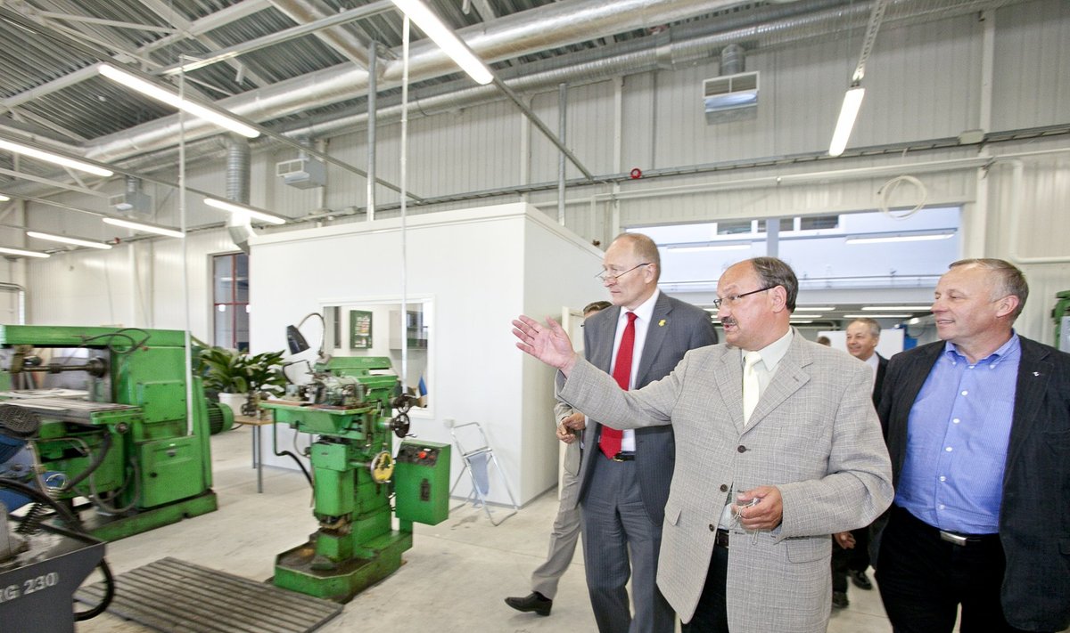 Võrumaa Kutsehariduskeskuse direktor Tanel Linnus (paremal) selgitab 2011. aastal avatud uues puidutehnoloogia laboris toonasele haridus- ja       teadusministrile Jaak Aaviksoole uue ja vana tehnoloogia erinevust.