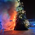 FOTOD | Leedu Grinch? Mees süütas Kaunase raekoja platsil jõulupuu