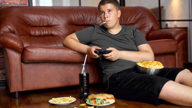 Врач-диетолог назвала главные причины ожирения у детей 
