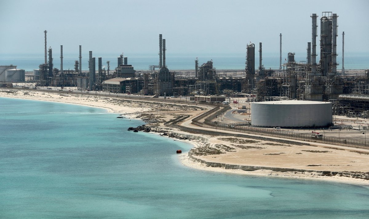 Maailma suurim naftafirma Saudi Aramco teatas, et on valitsuse käsu korral valmis tootma rohkem naftat.