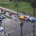DELFI FOTOD: Mustamäel põrkasid kokku politseibuss ja sõiduauto, inimene sai vigastada