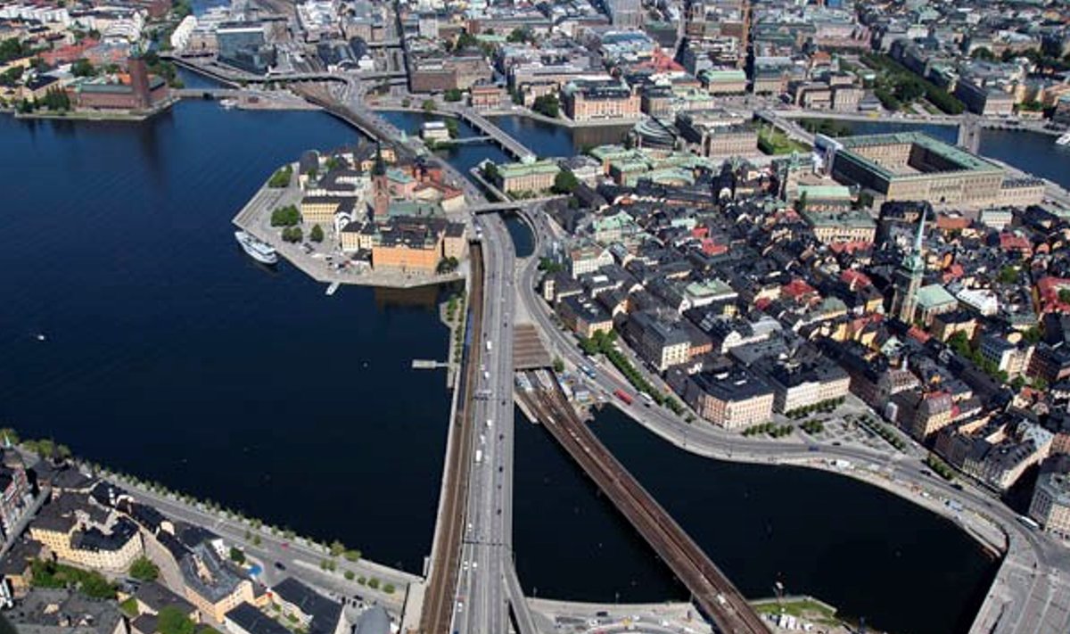 Raudtee- ja jalakäigusild Stockholmis.