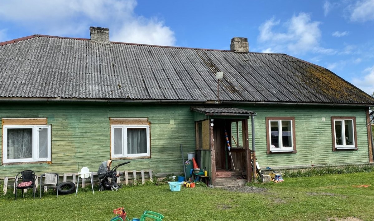 Nüüdseks on maja müügis vaid 11 250 euroga ja potentsiaalne ostjagi olemas. Kui maja märtsis toimuval oksjonil müüdud saab, tuleb kuuelapselisel perel eri ametite abiga soetatud ja korrastatud majast välja kolida.
