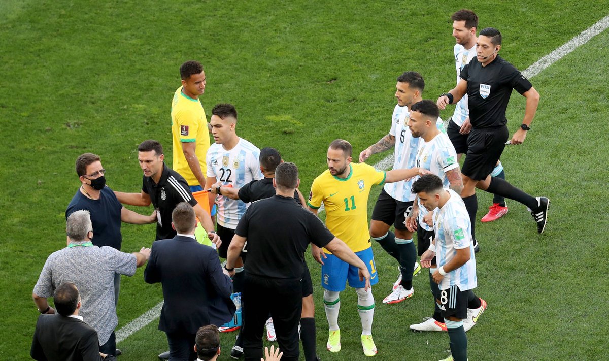 Brasiilia - Argentina MM-valikmäng oli kestnud vaid viis minutit, kui kohalikud terviseametnikud väljakule tormasid.