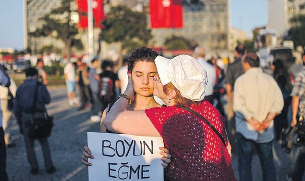 Türgis elavad naised koguvad vaikselt poliitilist ja ühiskondlikku enesekindlust. Naine Taksimi väljakul kannab silti: Ära allu! 