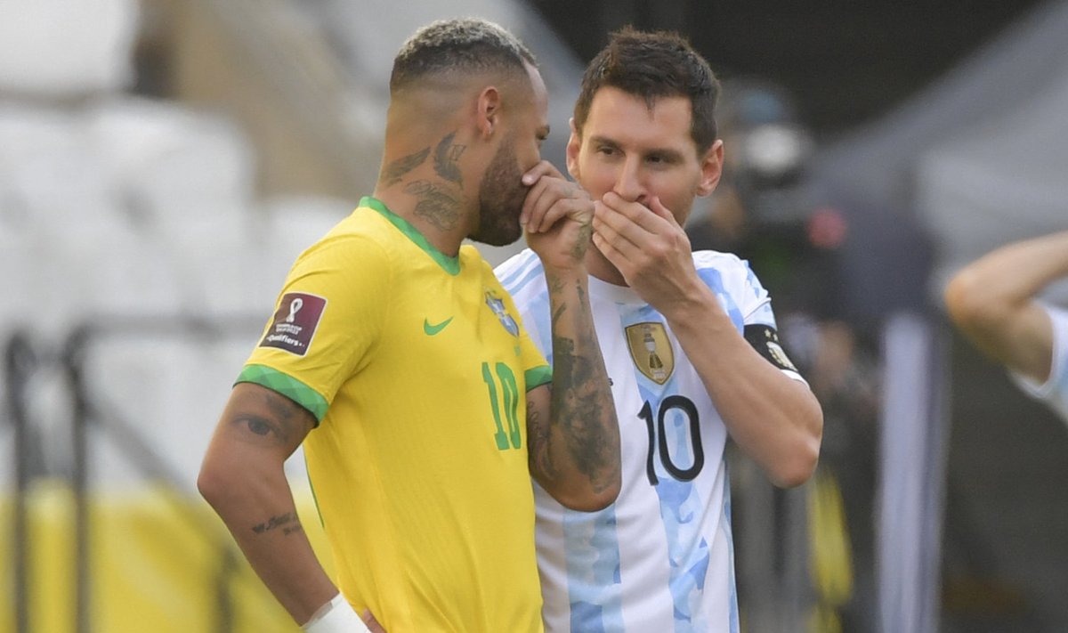 Lionel Messi (paremal) rääkimas Brasiilia tähe Neymariga.