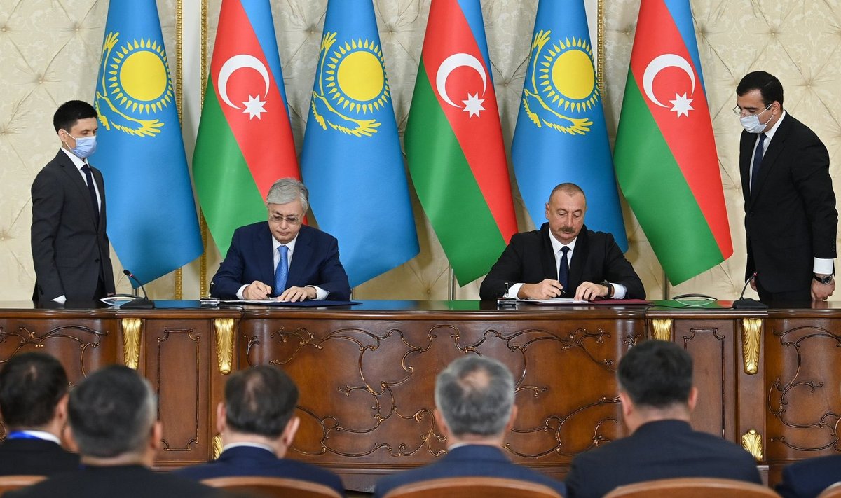 Kasahstani president Kasõm-Žomart Tokajev (vasakul) koos  Aserbaidžaani presidendi Ilham Alijeviga