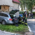 FOTOD | Nagu märulifilmis: Pärnus põrutas auto läbi majaseina, kolm inimest tuli haiglasse toimetada