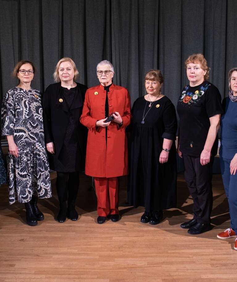 “Ma olen eesti keele õpetaja”. Vasakult: Martin Tikk – Narva Eesti Keele Maja; Anne Meldre – Sillamäe gümnaasium, Sinimäe põhikool; Irina Bahramova – Narva Õigeusu gümnaasium; Margit Sibul – Narva Vanalinna riigikool; stsenarist ja lavastaja Merle Karusoo; Mari-Mall Feldschmidt – Narva Vanalinna riigikool; Inguna Joandi – Narva Pähklimäe gümnaasium; Angelika Soomets – Narva lasteaed Punamütsike; Krismar Rosin – Narva Eesti Keele Maja.