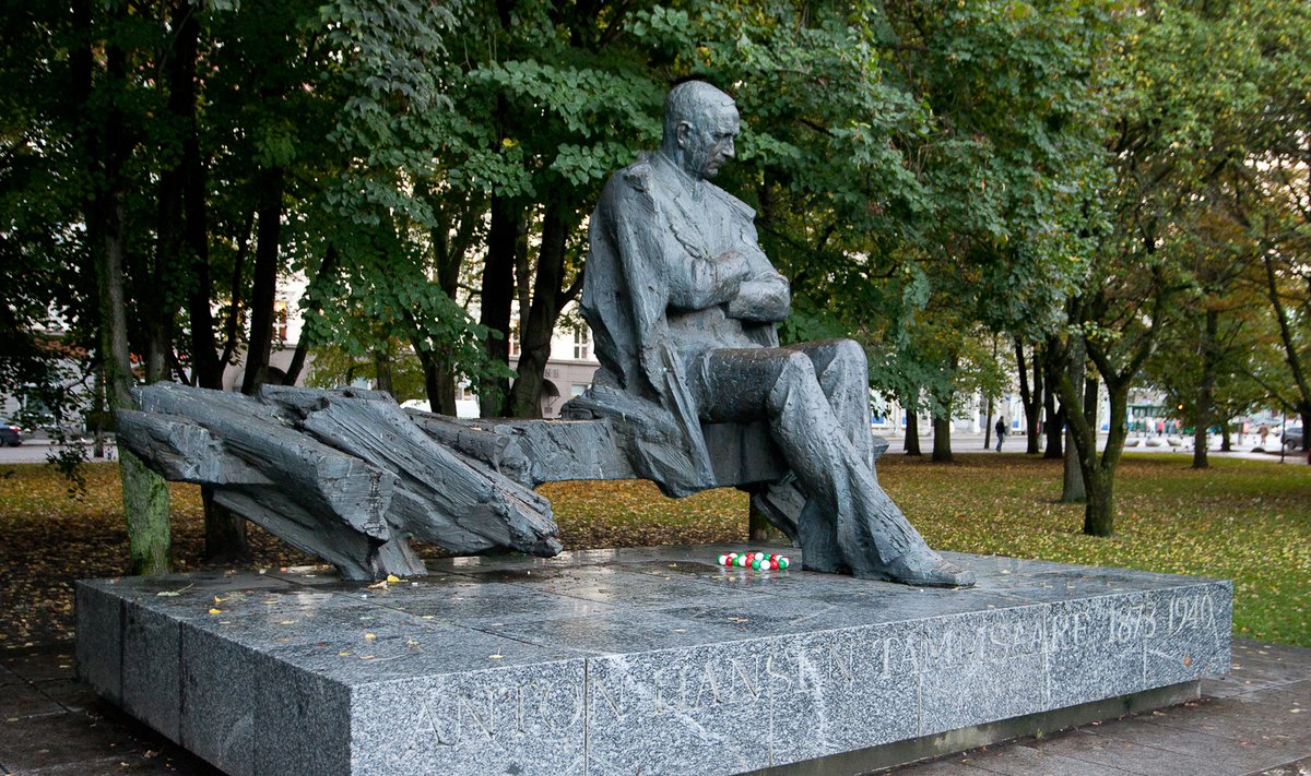 Tammsaare monument Tallinnas 