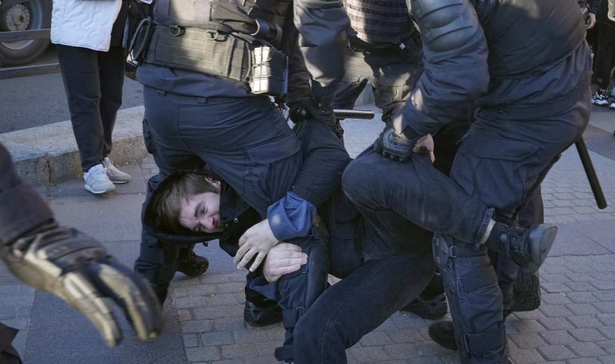 PROTEST: Täna Peterburis. Märulipolitsei arreteerib mobilisatsiooni vastu protestijaid.