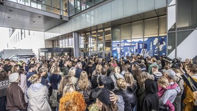 DELFI FOTOD | Suur rahvahulk kogunes Kopenhaageni massitulistamispaika ohvreid mälestama