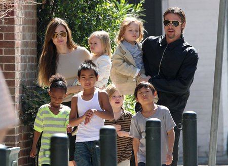 Angelina Jolie ja Bard Pitt lastega