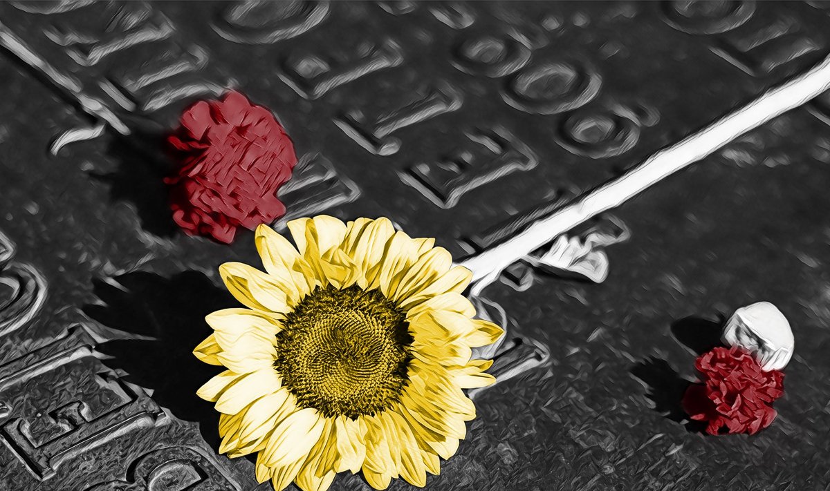 8. mail Berliini Tiergarteni Nõukogude sõjamemoriaalile asetatud lilled.