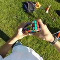 VIDEO: Kutt paneb žongleerides kokku kolm Rubiku kuubikut
