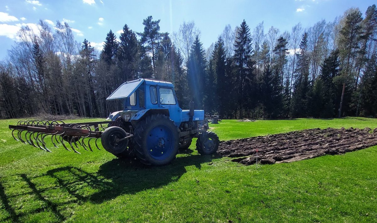 Traktor aitas aiamaa jaoks ühe lapi üles künda.