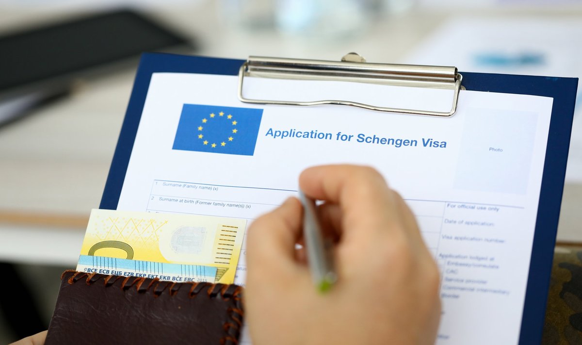 Эстония ограничила российским туристам возможности получения шенгенской визы. Финляндия визы пока выдает. 