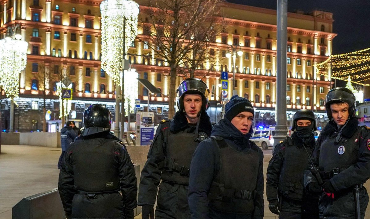 Vene korrakaitsjad FSB hoone ees Lubjankal