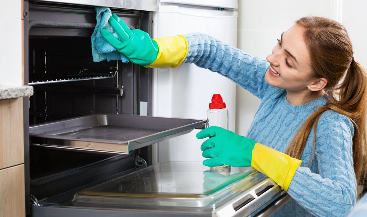 Tugevama toimega puhastusaineid kasutades kandke kaitsekindaid, sest lahus kuivatab käsi, kangemad võivad ka nahka kahjustada.