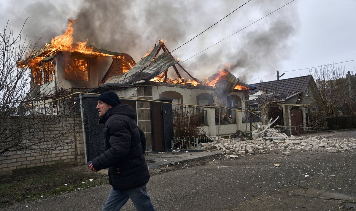 Россия бомбит Херсон в канун православного Рождества.