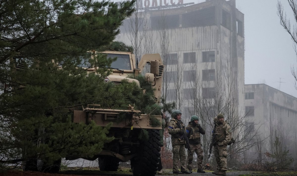 Учения украинских военных недалеко от Чернобыля на границе с Беларусью