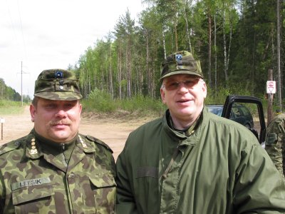 Kaitseväe suurõppus Kevadtorm mais 2004: Kaitseliidu ülem major Benno Leesik ja vanematekogu aseesimees Peeter Lorents (Foto: Ivar Jõesaar / ajakiri Kaitse kodu!)