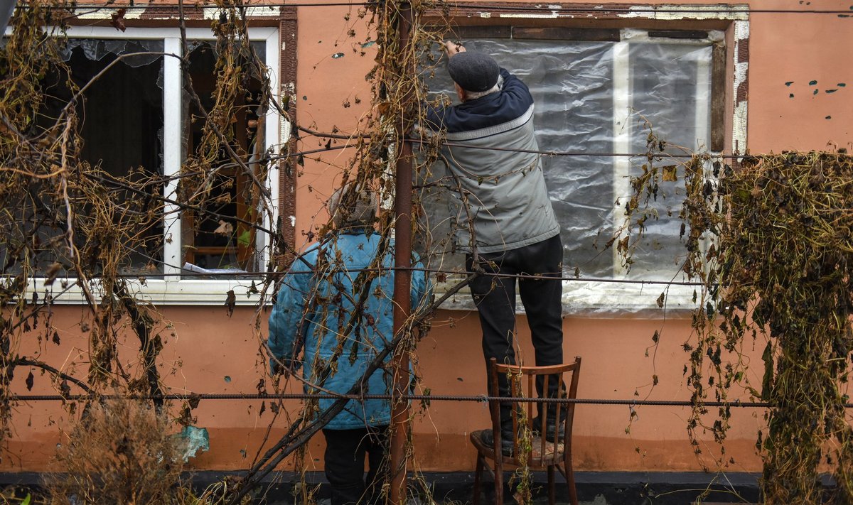 Kodudesse naasnud inimesed parandavad lõhutud aknaid ja uksi käepäraste vahenditega.