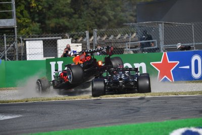 Max Verstappeni vormel kerkis avarii tagajärjel Lewis Hamiltoni vormeli kohale.