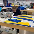 ФОТО | Шьют украинские флаги: Фабрика по производству флагов впервые за 28 лет работает в выходные