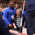 VIDEO | NBA mängu ajal aheldas inimene end ketiga korvi külge, turvatöötajad vedasid aktivisti minema